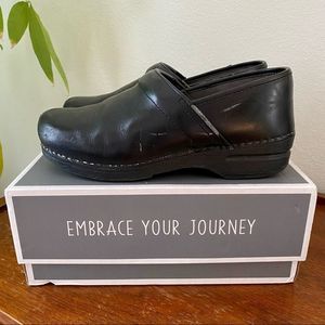 Women's Dansko XP 2.0 Black Pull-Up Slip-Resistant Anti-Fatigue Leather Clog